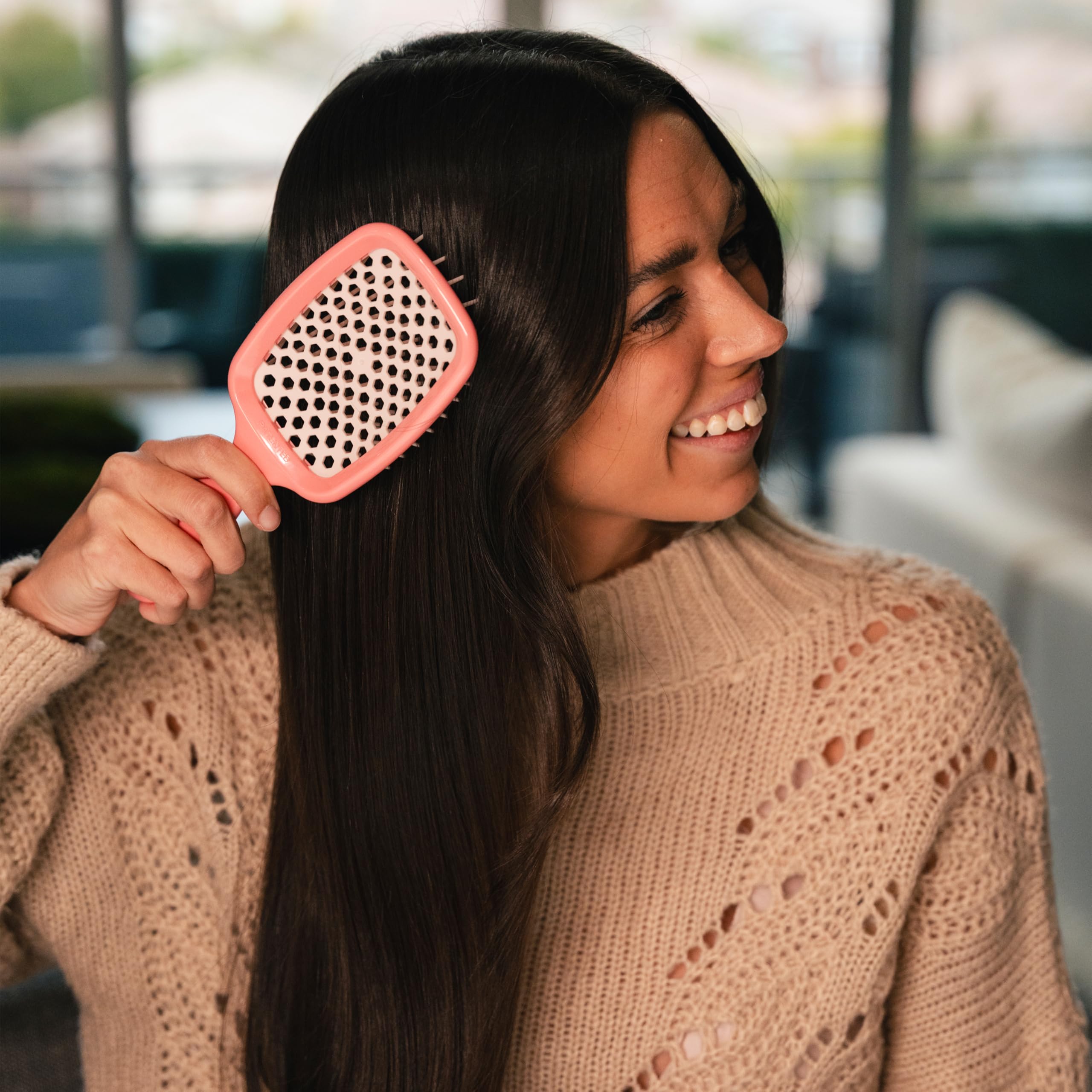 FHI Heat UNbrush ultra-lightweight handle for comfortable styling.