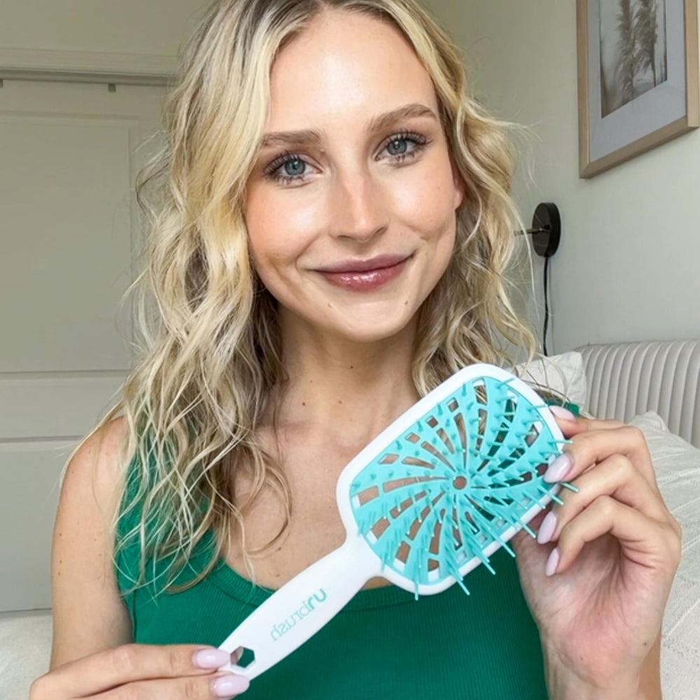 FHI Heat UNbrush Plus 84-bristle design promotes smooth detangling