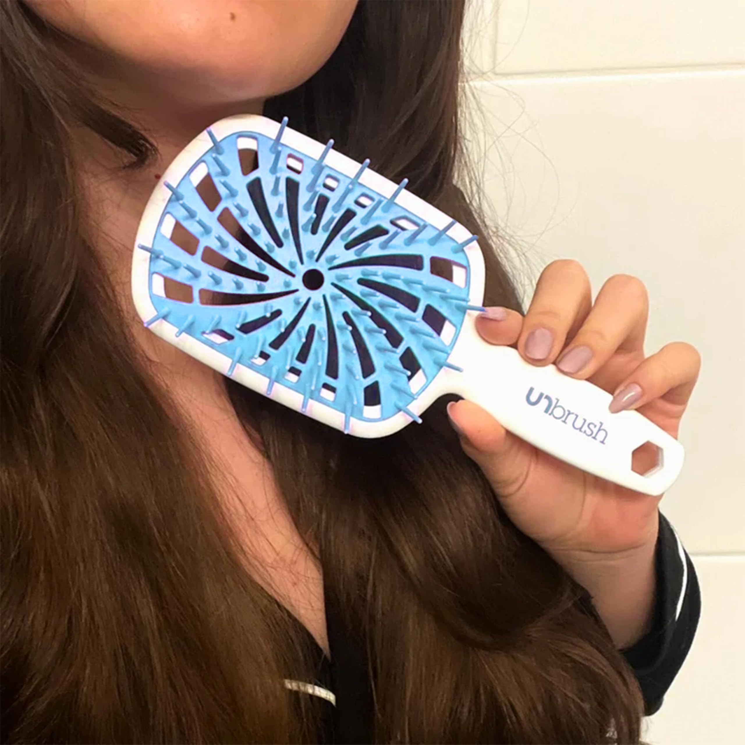 FHI Heat UNbrush Plus ultra-light handle for comfortable, easy brushing