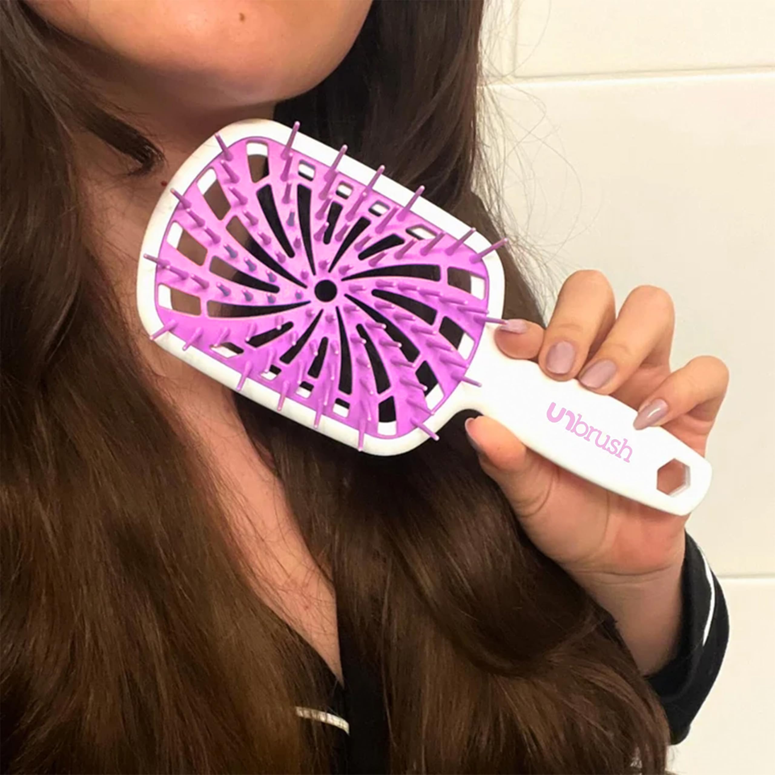 FHI Heat UNbrush Plus detangles wet hair smoothly with minimal tugging.