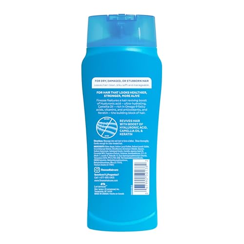 Close-up of revived moisture on dry, damaged hair with FINESSE.