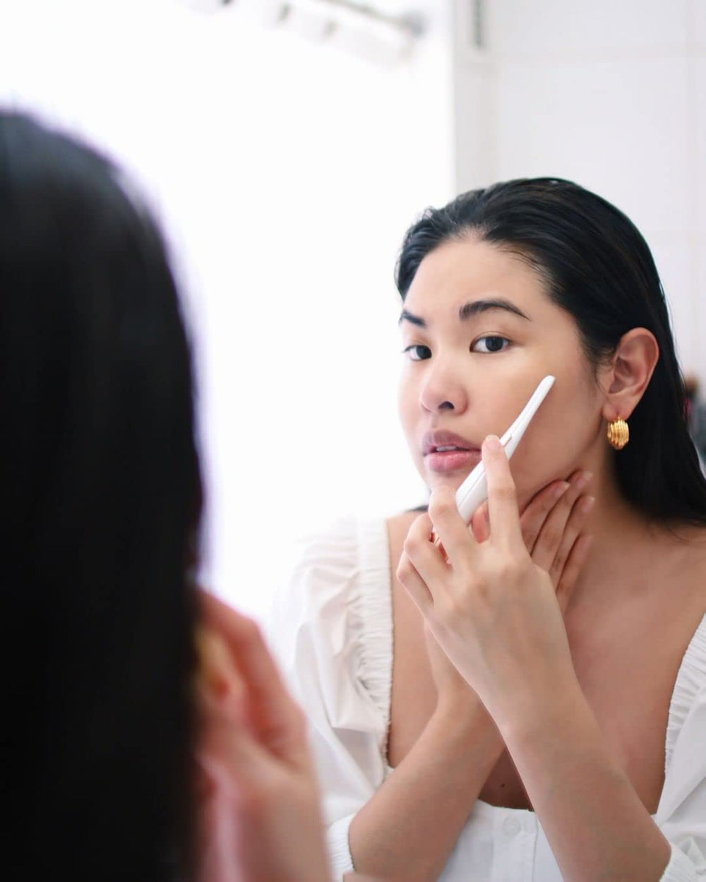 Finishing Touch Flawless Dermaplane Glo ridged safety guard protects skin during use.