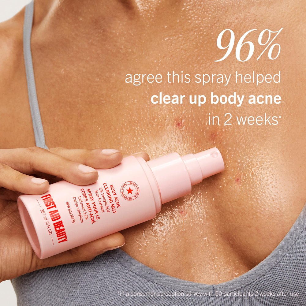 First Aid Beauty Body Acne Spray aplicación en zonas difíciles