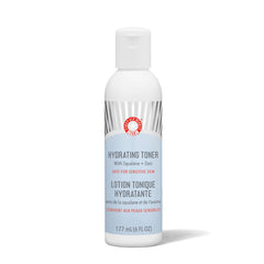First Aid Beauty tonico: botella-destacada para hidratación suave y calmante de la piel.