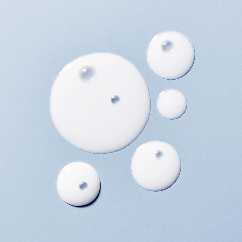 First Aid Beauty tonico: diseño-envase facilita uso diario en rutina de cuidado.