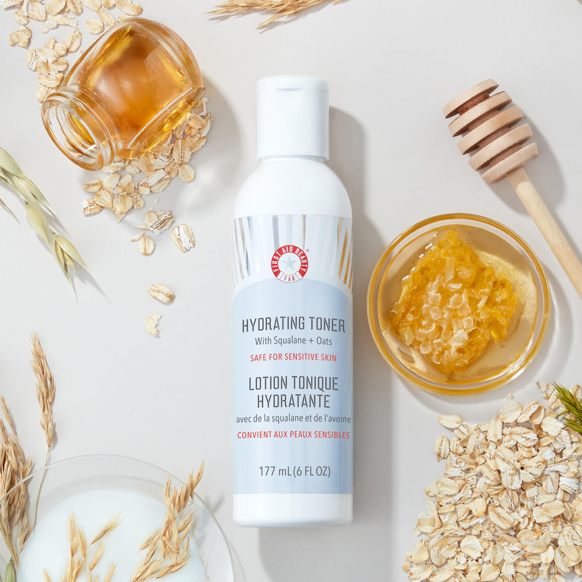 First Aid Beauty tonico: etiqueta-ingredientes destaca avena y squalane para piel sensible.