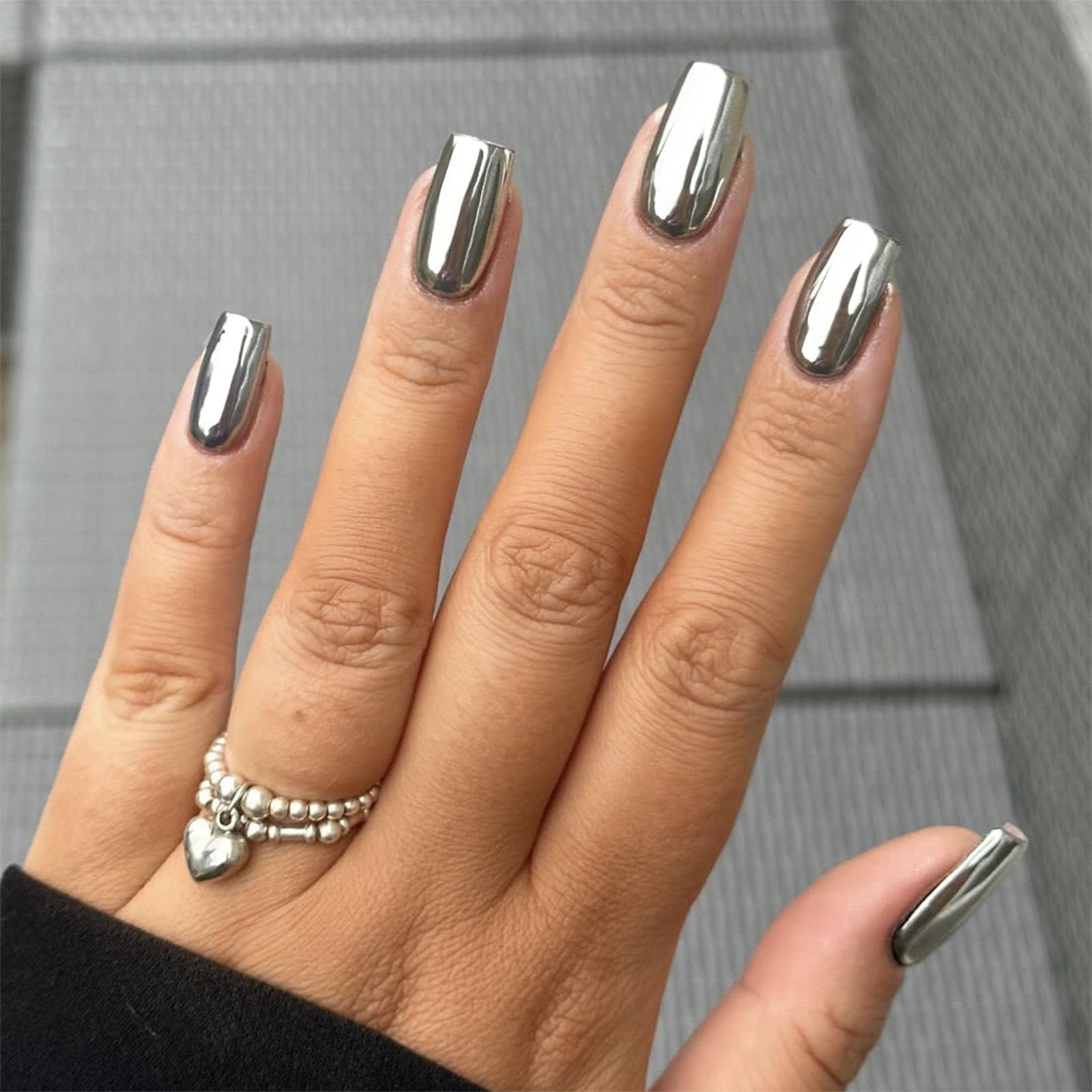 Uñas postizas plateadas FJSMTOPl, formato mediano y cuadrado para un look moderno.