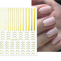 FJSMTOPl: brillo dorado en uñas para destacar cada detalle.