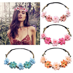 Corona floral para boda Flyouthe añade un toque romántico y elegante.