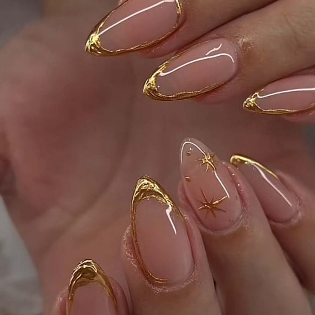 Foccna uñas pegables en almendra con línea dorada para un look elegante.