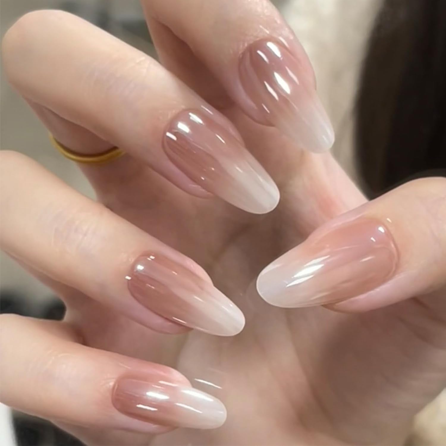 Brillo glaseado para un acabado pulido y duradero en uñas.