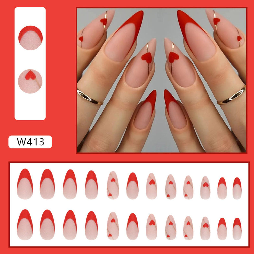 Detalle del corazón rojo y líneas doradas en una uña FOLONRAL.