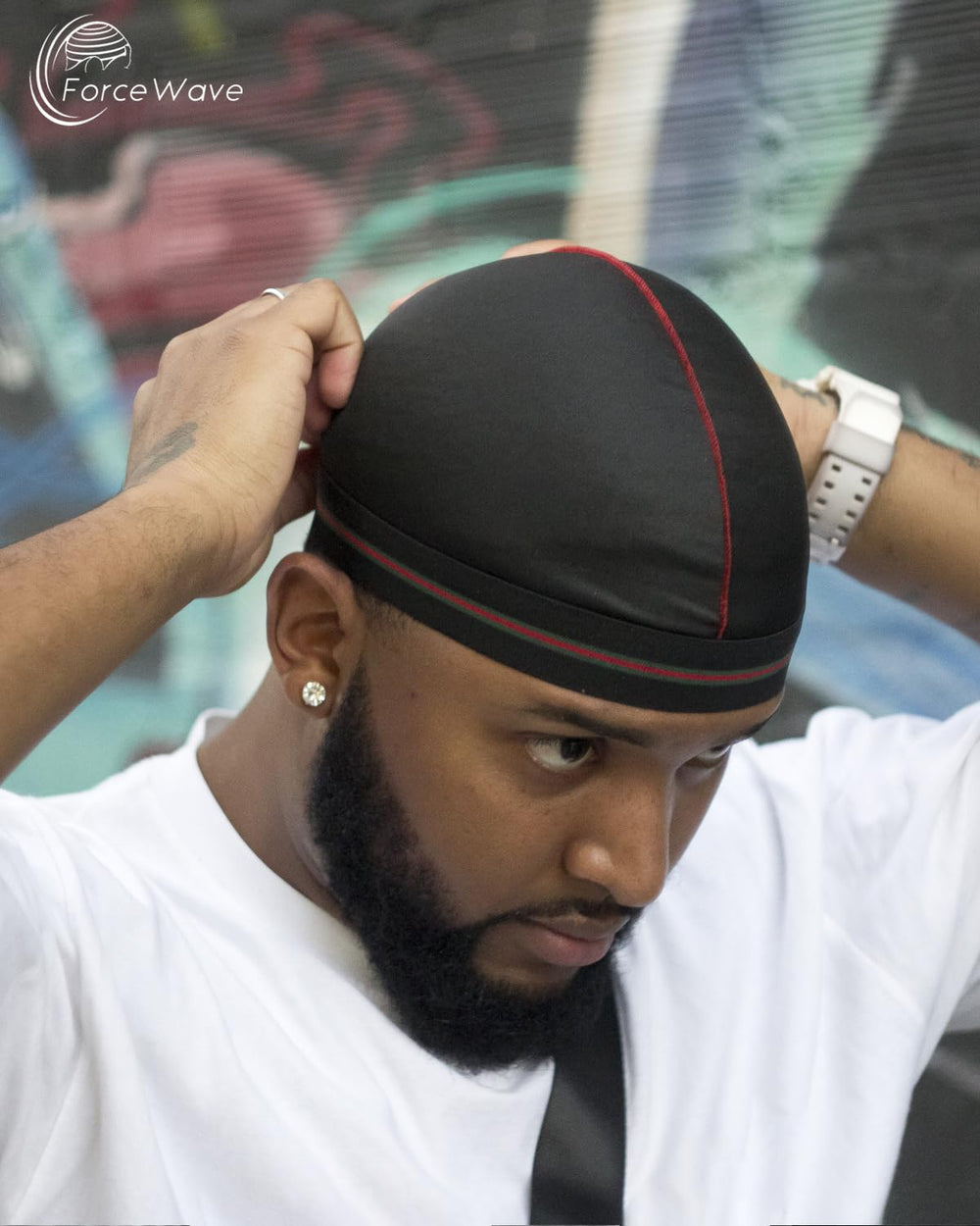 Gorra satén ForceWave negro con banda elástica exterior para ajuste estable.