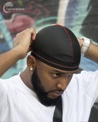 Gorra satén ForceWave negro con banda elástica exterior para ajuste estable.