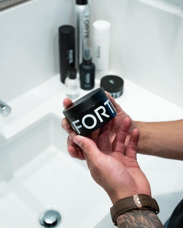 Packaging display featuring the 75 ml jar and label.