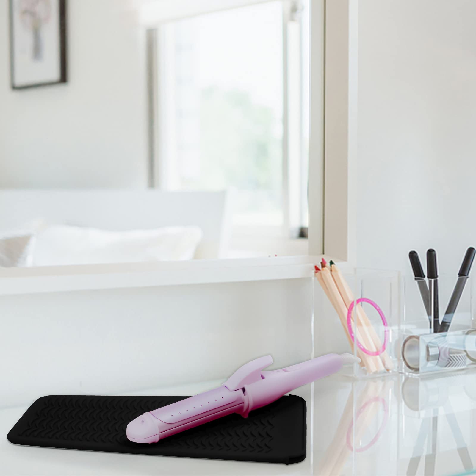Fouews easy-clean silicone surface is quick to rinse after styling sessions.