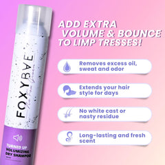 Aplicación en raíces con FoxyBae Turned Up para absorber grasa y revitalizar el look.