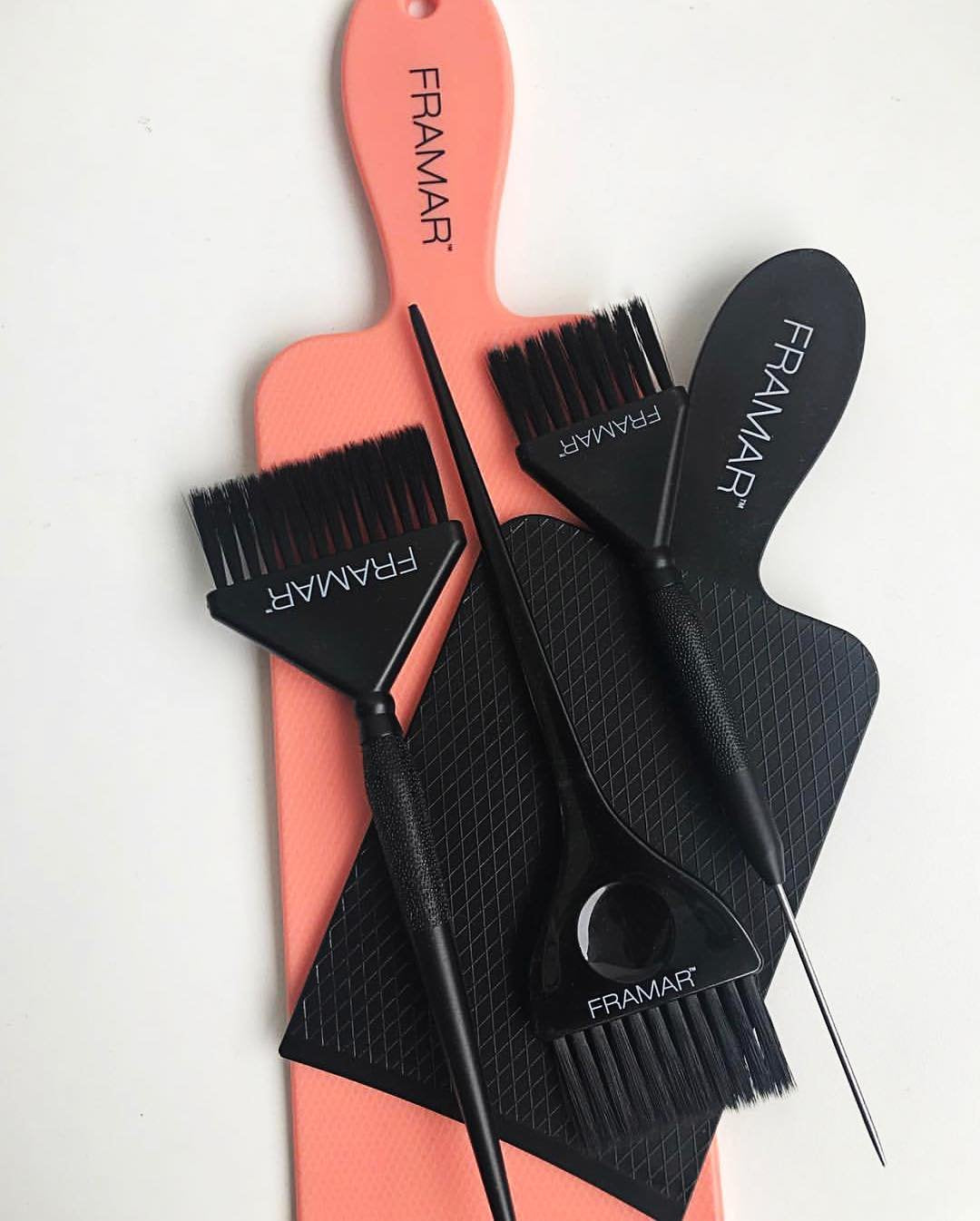 FRAMAR integrated handle design allows comfortable maneuvering while applying bleach or color