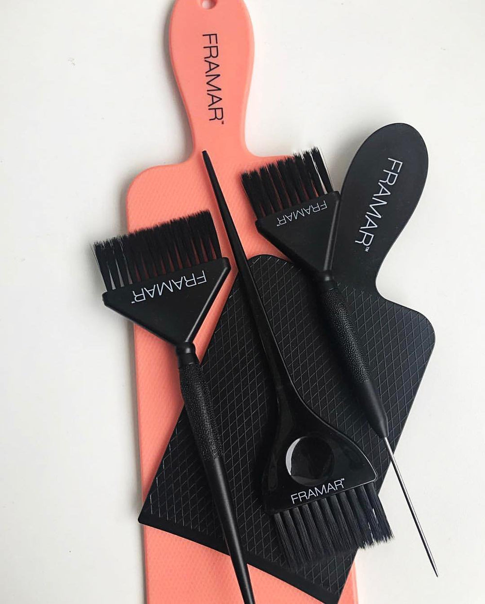 FRAMAR integrated handle design allows comfortable maneuvering while applying bleach or color