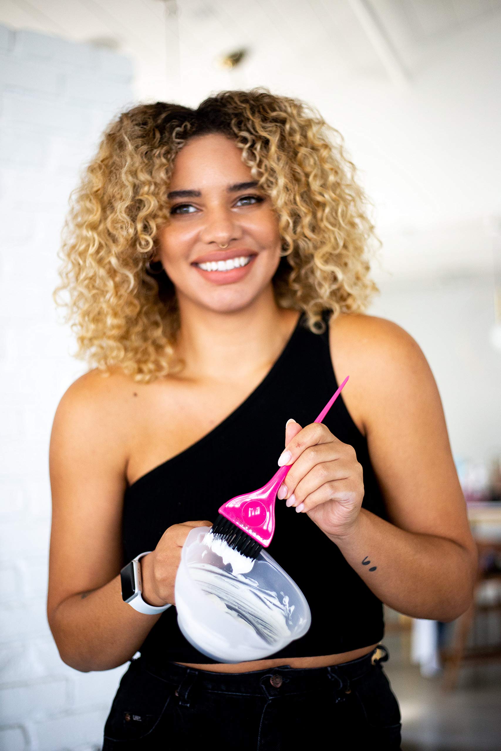 FRAMAR Classic Hair Color Brush pink handle for stylish handling.