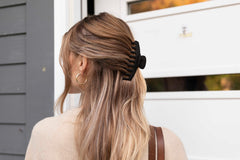 FRAMAR clip garra grande negro mate ideal para peinados diarios discretos.