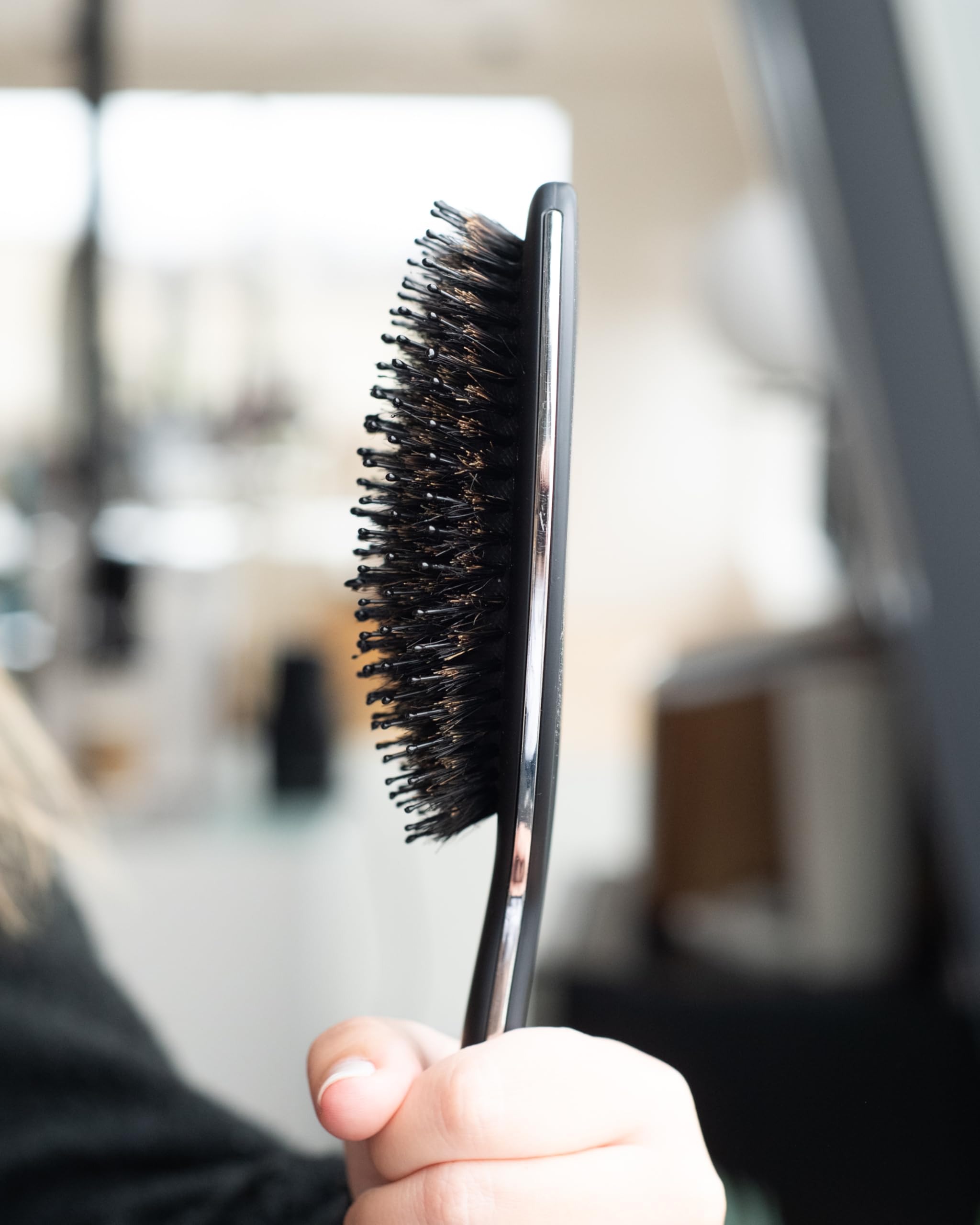 FRAMAR easy-to-clean boar brush for home styling sessions
