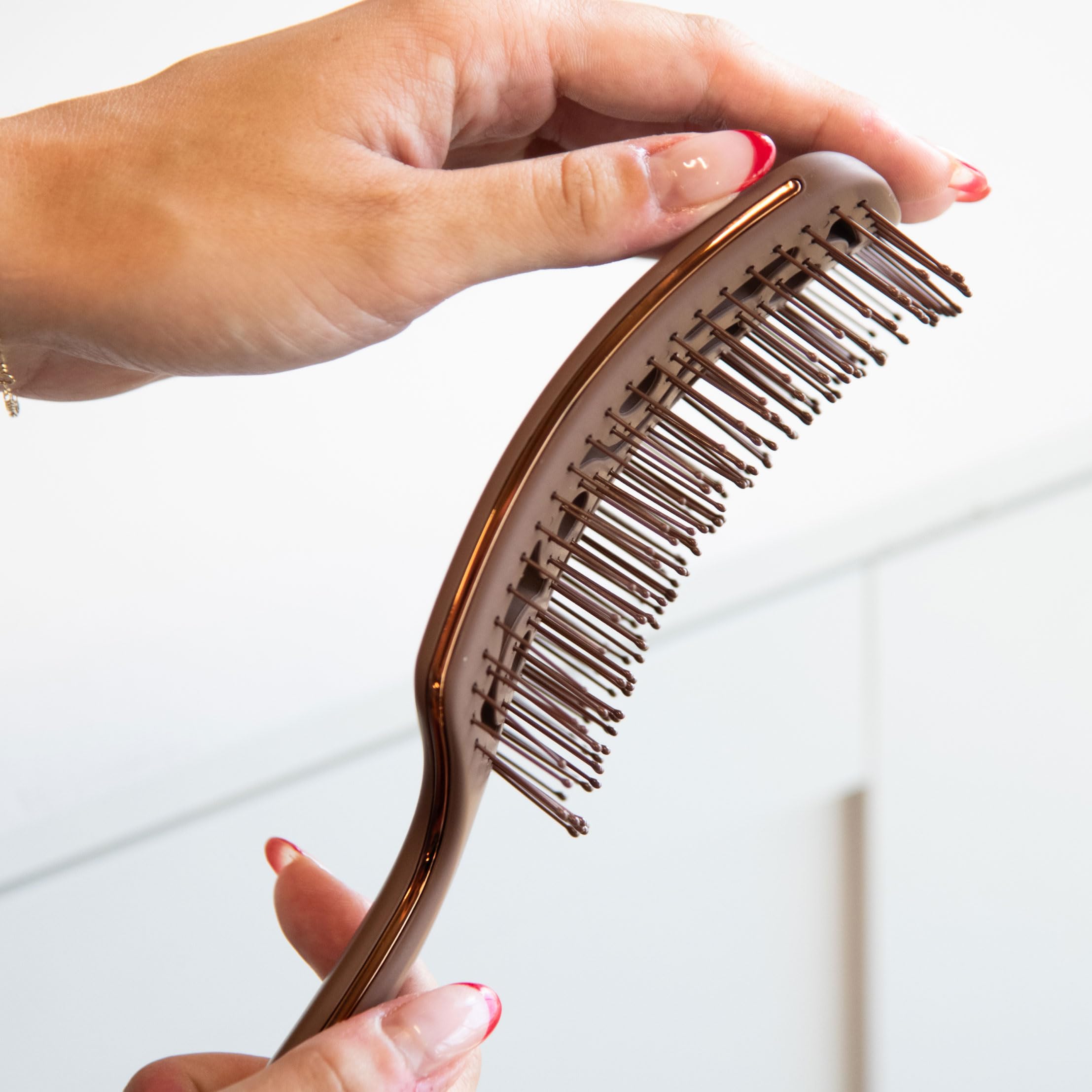 FRAMAR lightweight ergonomic handle reduces slip during busy blowouts.