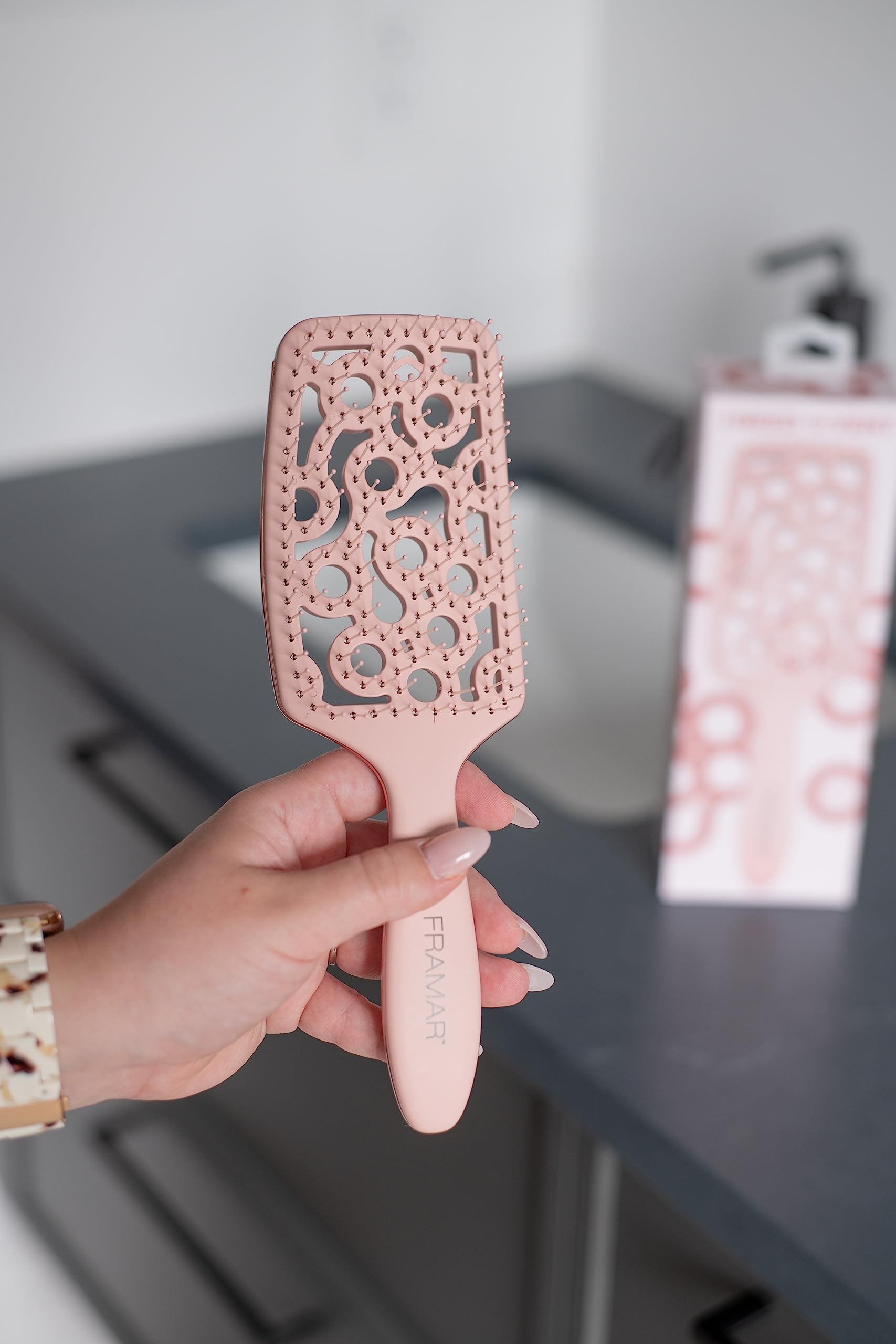 FRAMAR Curved-fit vent brush hugs the scalp for even styling.