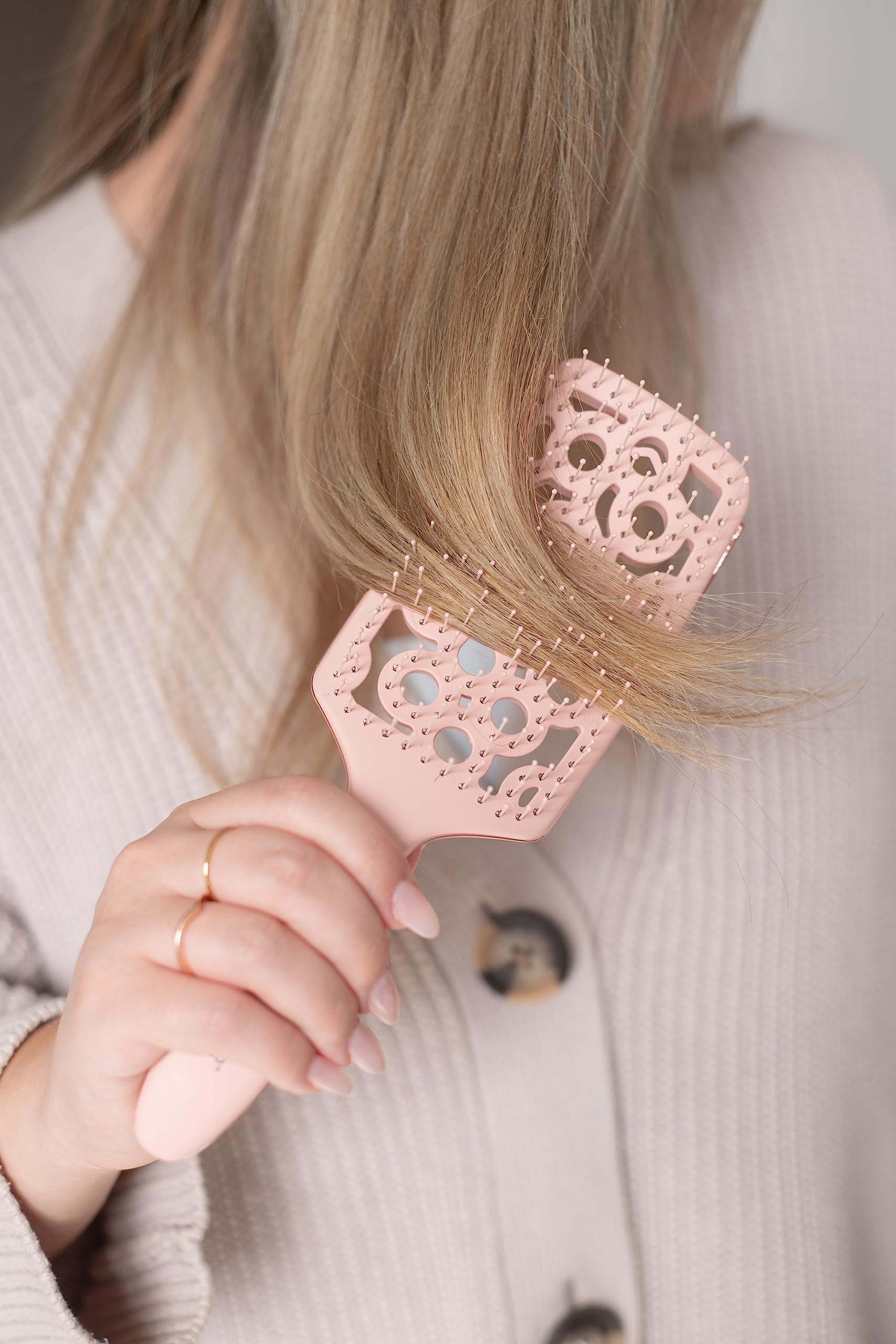 FRAMAR Heat-resistant bristles withstands up to 450 degrees during blow drying.