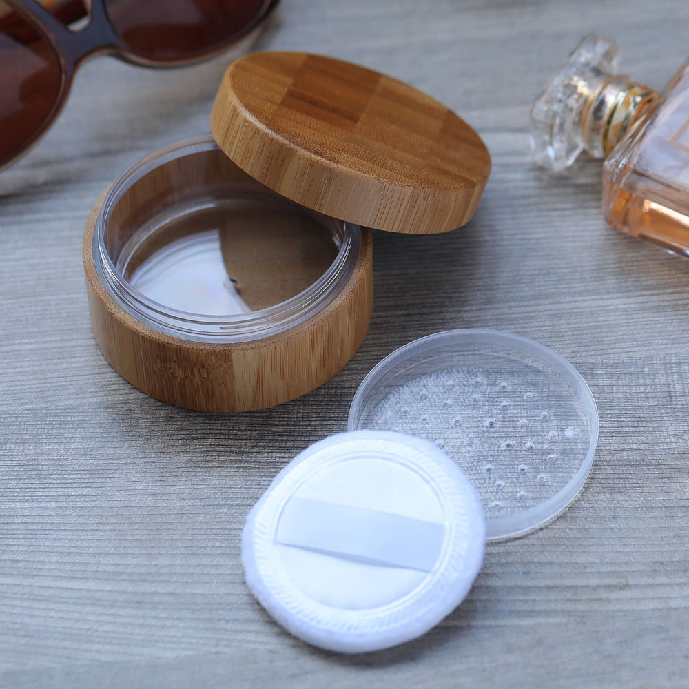 Frienda travel-friendly 30 ml powder jar for quick touch-ups.