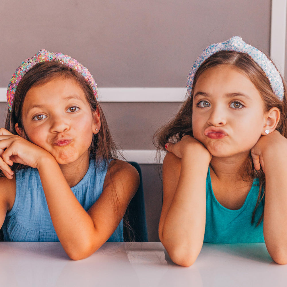 Diadema FROG SAC para uso escolar y actividades diarias.