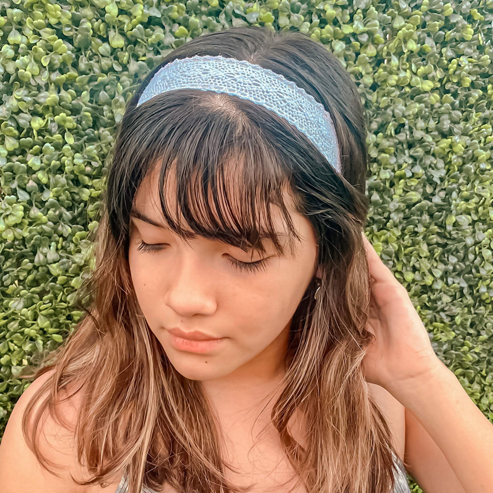 Diadema de encaje para eventos elegantes, con FROG SAC.