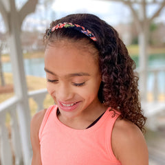 Diadema floral trenzado FROG SAC para niñas, estilo lúdico y cómodo.