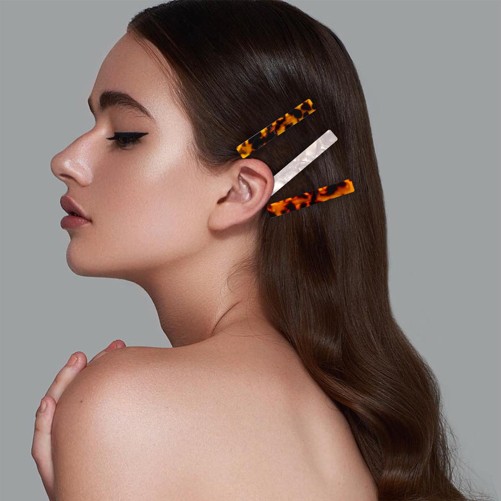 Fumwase shell clip in white as a bright accent for outfits