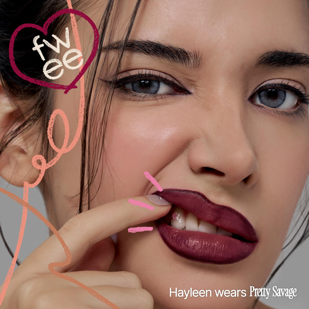fwee lapiz doble labios Spill Tea acabado satinado para look pulido.