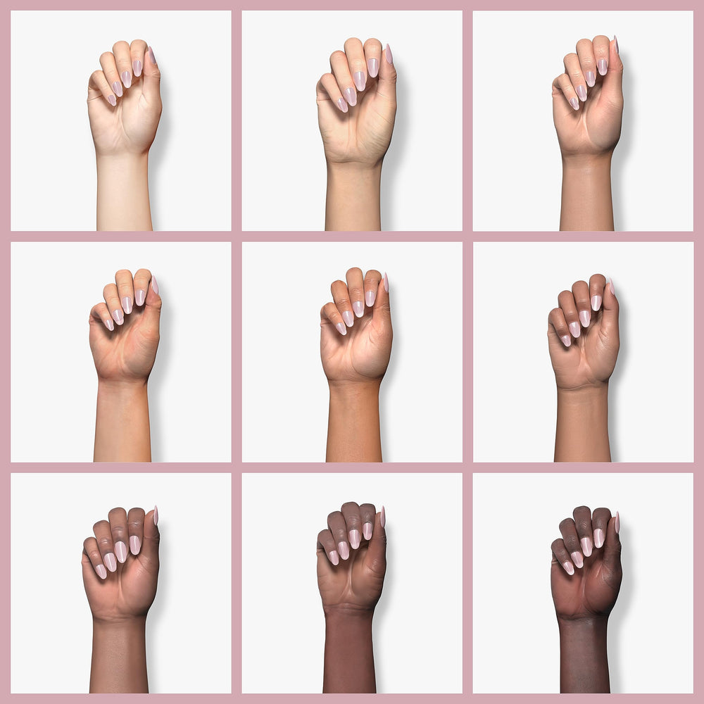Aplicación de capa base en uñas para mejor adherencia y duración.