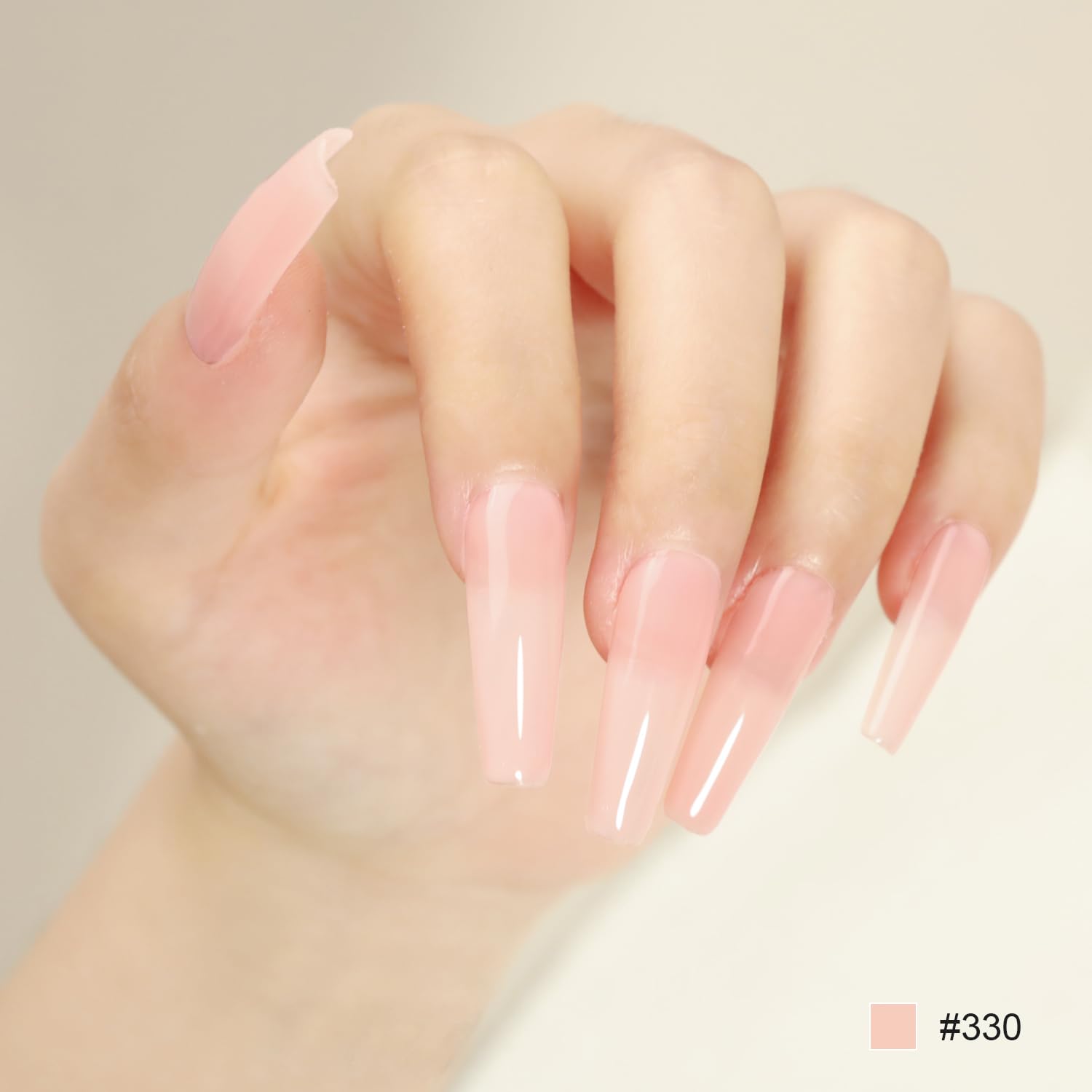 Uñas en proceso de curado bajo lámpara para fijar la base.