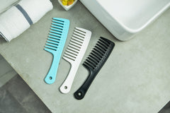 Close-up of GAONSWOE comb teeth showing smooth, snag-free detangling across hair types.