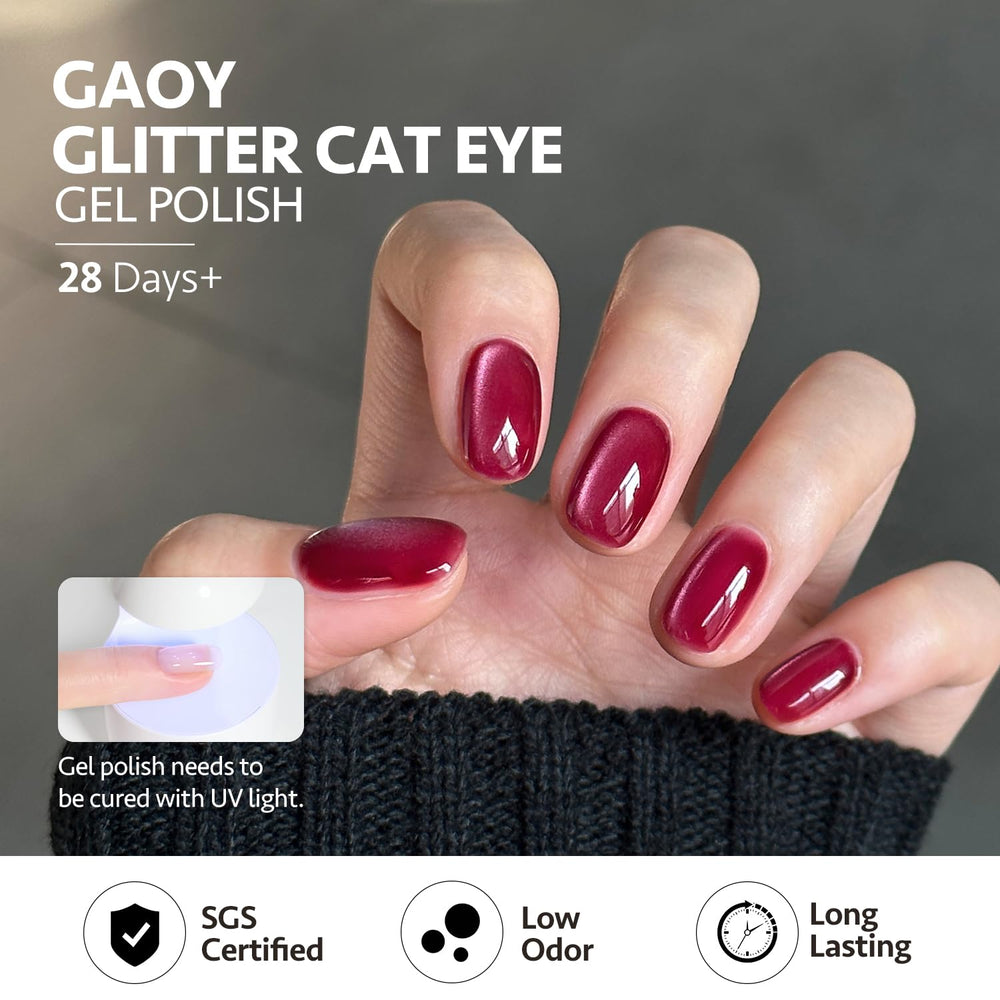 Primer plano del brillo holográfico GAOY que captura la luz en uñas.