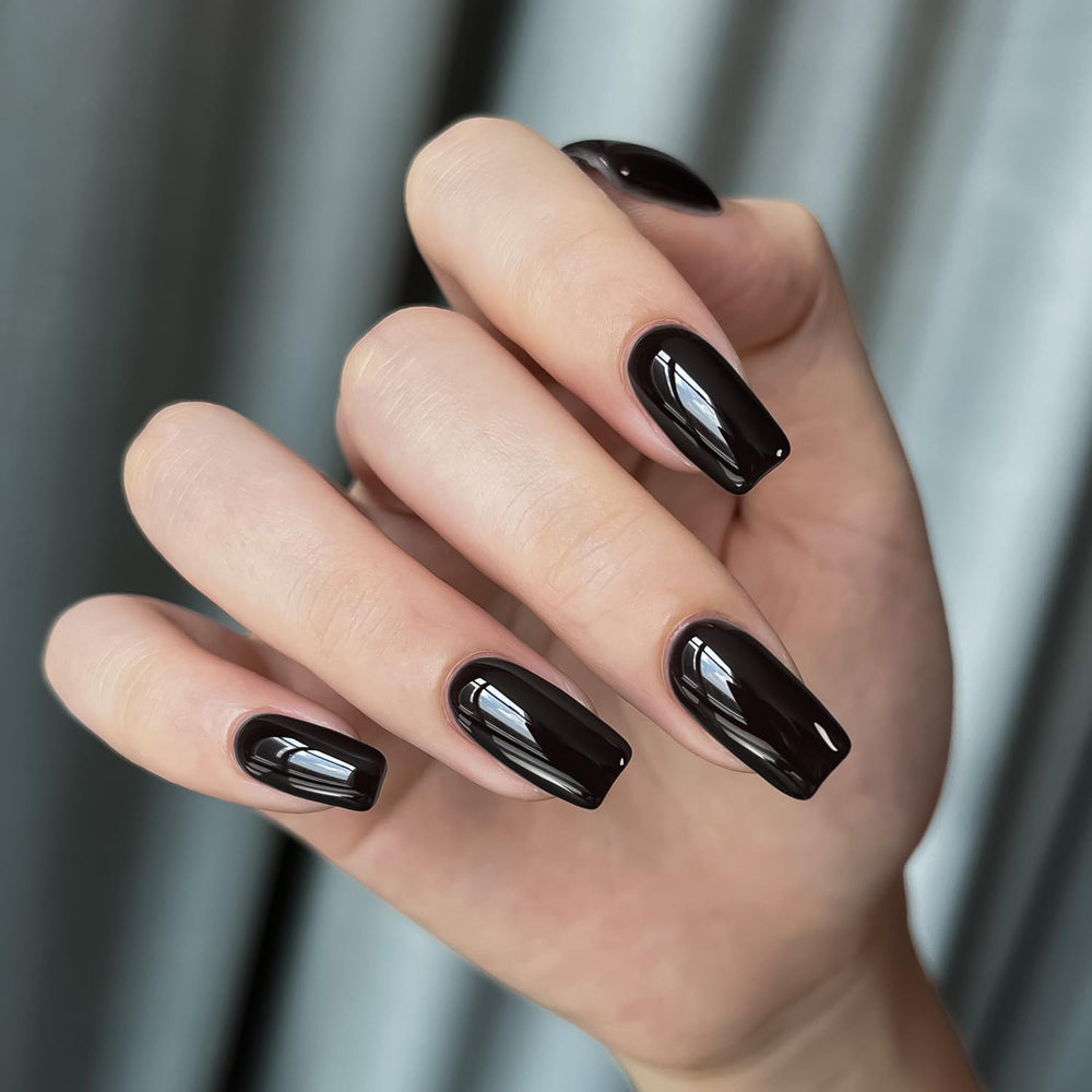 GAOY gel polish under UV light for fast cure and quick drying.