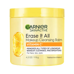 Garnier Erase It All Balm aplicado en masaje para desmaquillar ojos y rostro