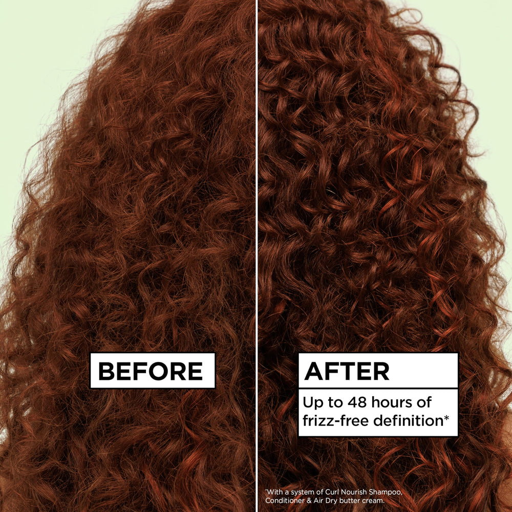 Aplicación de crema en rizos húmedos para definición sin enjuague.