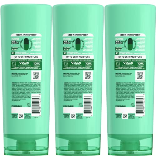 Aplicación del Acondicionador Pure Clean suaviza y facilita el peinado diario.