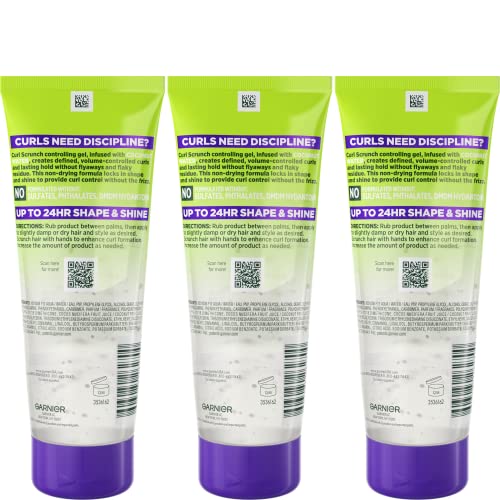 Aplicación entre las manos del gel Garnier Fructis Style para rizos definidos