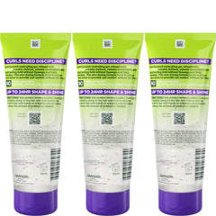 Aplicación entre las manos del gel Garnier Fructis Style para rizos definidos