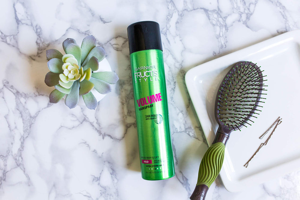 Garnier Fructis Style Volume Antihumedad: aplicación en cabello para elevar raíces.