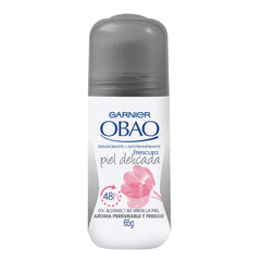 Garnier Obao Roll-On Piel Delicada: enfoque en aplicación suave.
