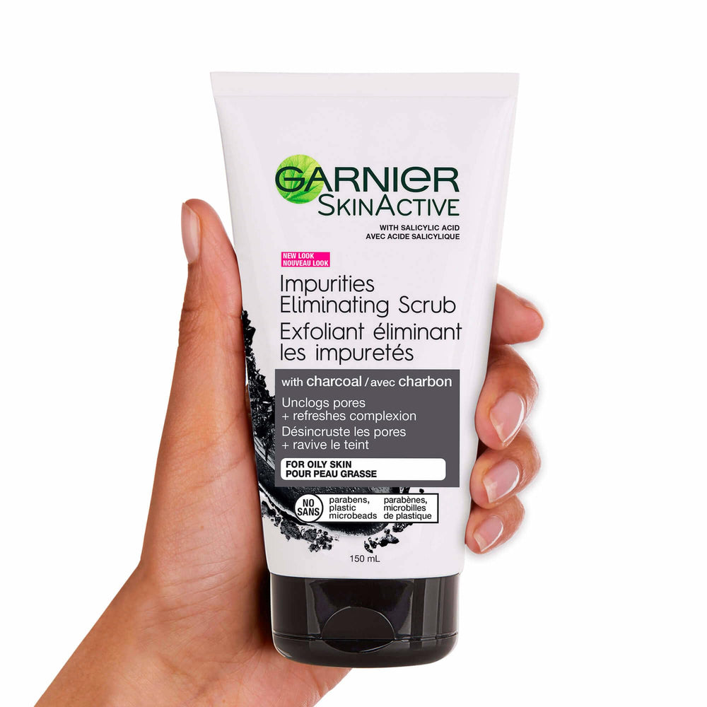 Garnier SkinActive Charcoal Scrub: manos aplicando exfoliante para piel suave