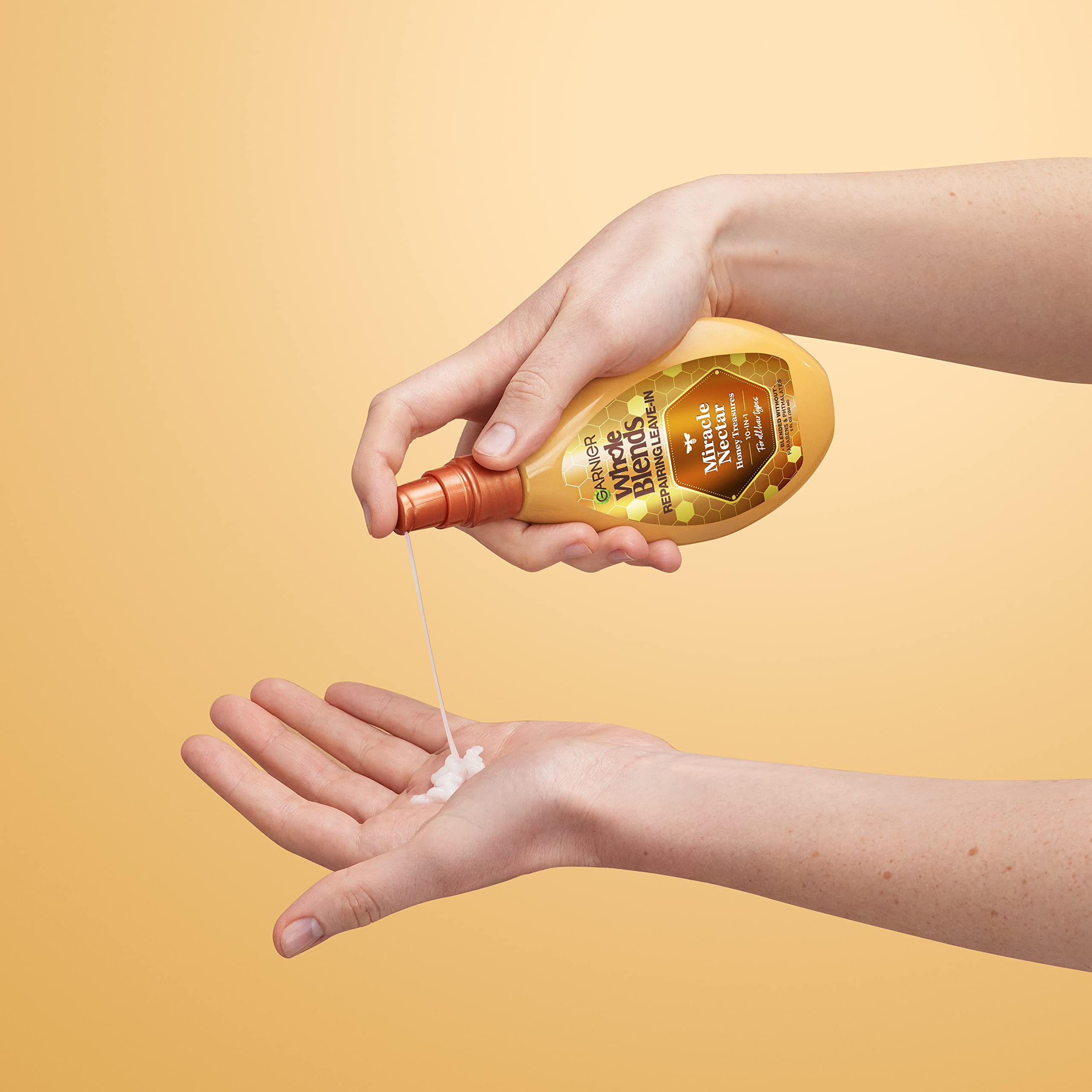 Garnier Whole Blends aroma suave, experiencia sensorial agradable al aplicar.
