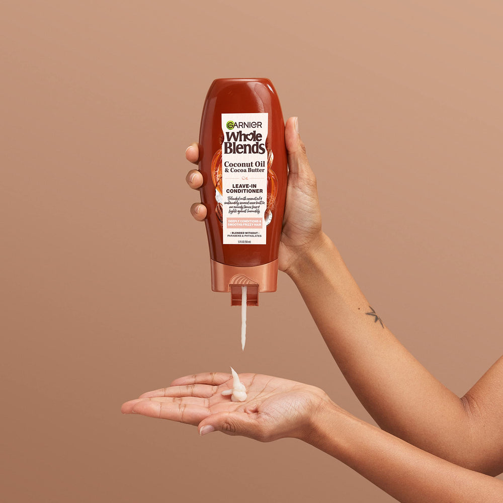 Fragancia exótica de coco y cacao durante el peinado